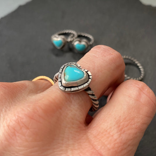 Sterling silver turquoise heart ring with organic border on bezel set Kingman turquoise with twist wire rope ring band solid sterling silver and genuine turquoise - drake designs jewelry