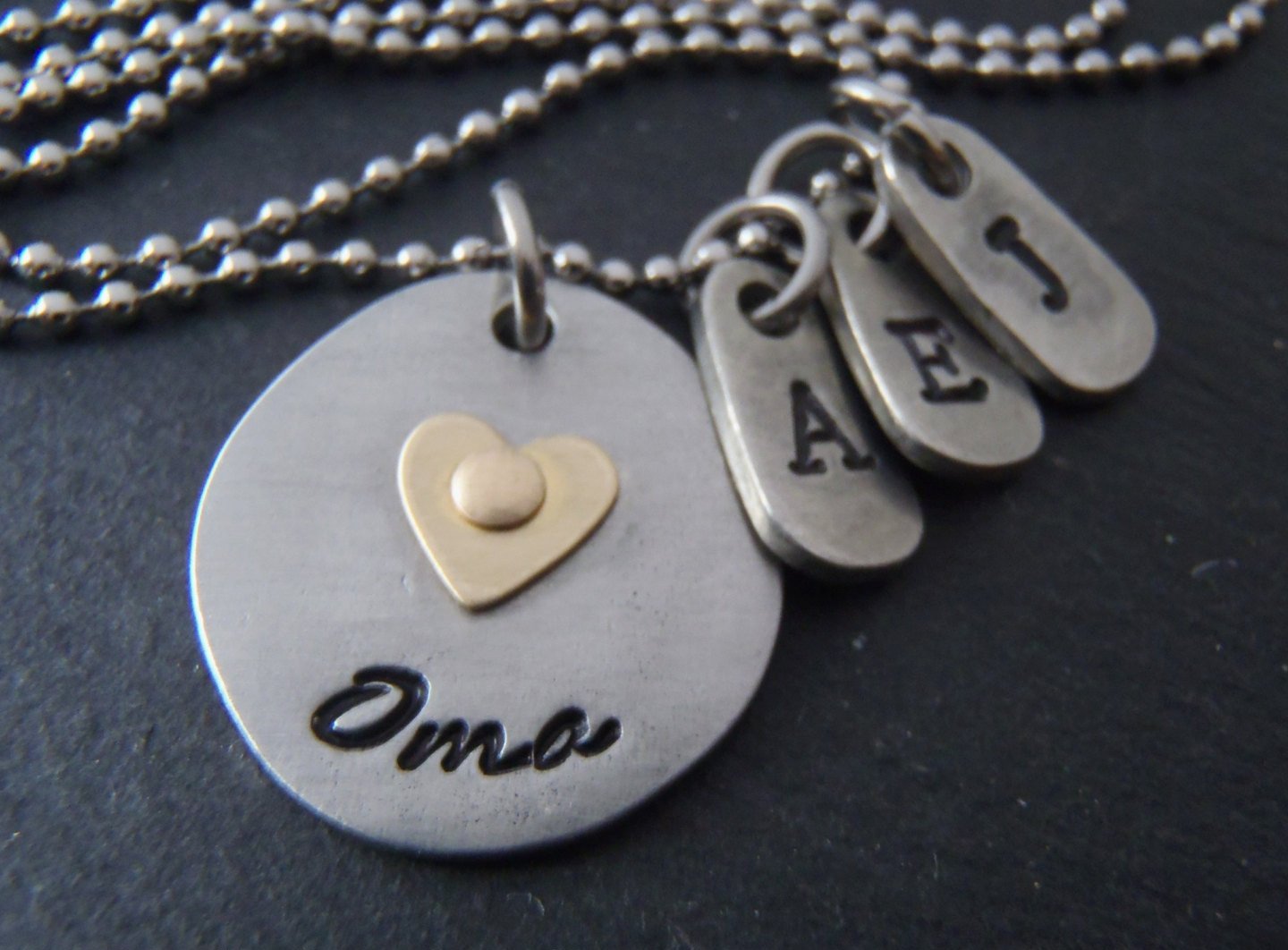 Personalized Oma necklace with golden heart and personalized initials - Drake Designs Jewelry